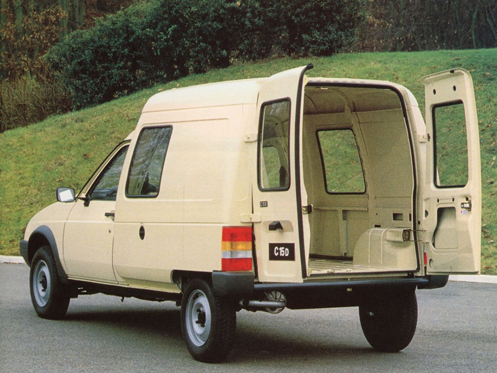 Citroën C15 1.8 Diesel 60 ch beige avec 2 portes battantes arrière.